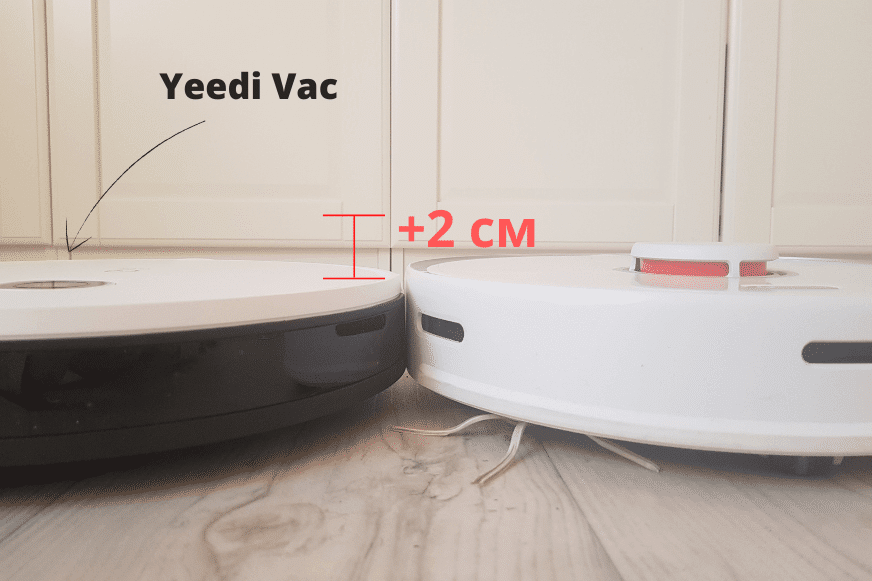 Der Unterschied in der Höhe eines Yeedi Vac Saugroboter im Vergleich zu einem Saugroboter mit einem Laserturm wird dargestellt